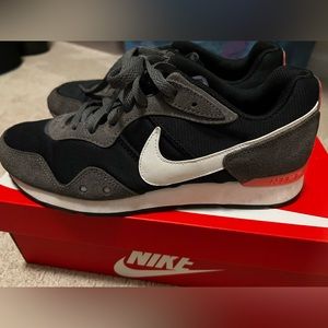 Nike Venture Runner with box included